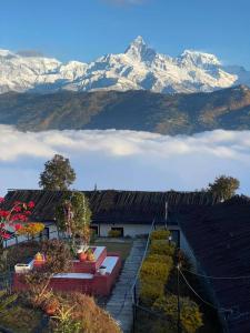 Blick auf einen schneebedeckten Berg von einem Haus in der Unterkunft Raniban Retreat in Pokhara