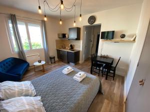 a bedroom with a bed and a desk and a kitchen at Au 3 rue Manhès in Albi