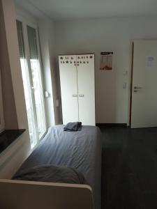 a bedroom with a bed and a door in a room at Eve Zimmer in Heilbronn Zentrum in Heilbronn