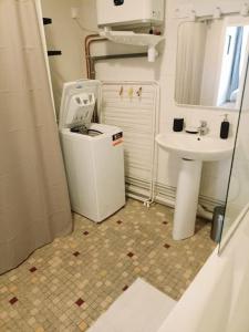une salle de bain avec un lavabo, des toilettes et un miroir dans l'établissement Ty Salang - Appartement Cosy et Calme - Centre Historique Rennes, à Rennes