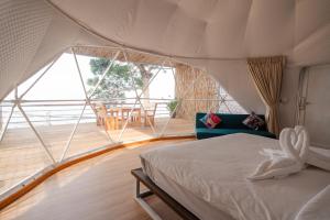 Romhaey Kirirom Resort في Kampong Seila: غرفة نوم في خيمة القبة مع سرير