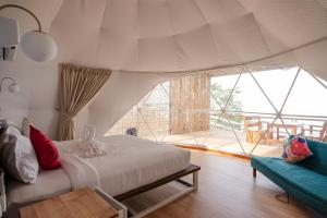 Llit o llits en una habitació de Romhaey Kirirom Resort