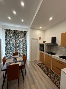 eine Küche und ein Esszimmer mit einem Tisch und Stühlen in der Unterkunft Dimora del Buongustaio in Palermo