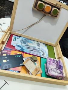 una caja de madera llena de mucho dinero en StayNest Matabungkay - Private Vacation House, en Lian