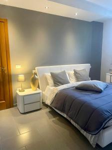 - une chambre dotée d'un lit avec un mur bleu dans l'établissement La Casa di Pino, à Agerola