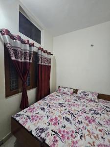 Postel nebo postele na pokoji v ubytování Hotel श्री KedarAshirwad