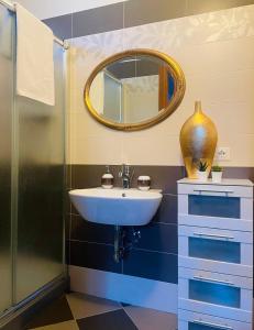 uma casa de banho com um lavatório e um espelho em La Casa di Pino em Agerola
