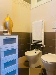 La salle de bains est pourvue de toilettes et d'un lavabo. dans l'établissement La Casa di Pino, à Agerola