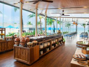 Ein Restaurant oder anderes Speiselokal in der Unterkunft Explorar Koh Samui - Adults Only Resort and Spa 