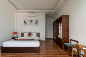a bedroom with a bed and a table and a chair at Sapa Heaven House in Sa Pả
