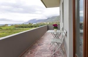d'un balcon avec une table et une vue sur l'océan. dans l'établissement V&GIO COZY APARTMENTS, à Nopíyia