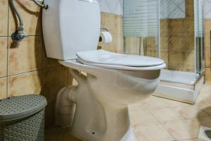 NopíyiaにあるV&GIO COZY APARTMENTSのバスルーム(トイレ、ガラス張りのシャワー付)