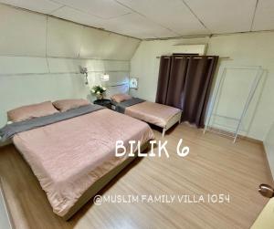 sypialnia z 2 łóżkami i różową pościelą w obiekcie A famosa resort villa 1054 w mieście Kampong Alor Gajah