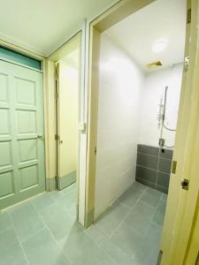 La salle de bains est pourvue d'une cabine de douche et d'une porte. dans l'établissement MiriTimesSquare DAJ#3 FREE WiFi, à Miri