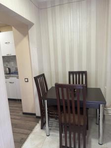 Apartment on Vazha-Pshavela VI, 1A في تبليسي: غرفة طعام مع طاولة وكرسيين