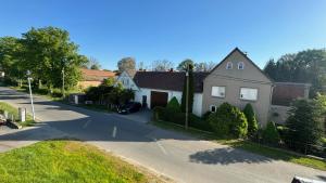 una casa bianca su una strada con vialetto di Lausitzhof a Hoyerswerda