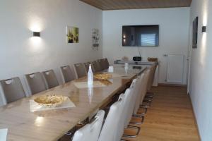 uma sala de conferências com uma mesa longa e cadeiras em Ferienanlage - Am Moselufer em Kövenig