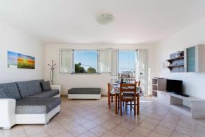 - un salon avec un canapé et une table dans l'établissement Appartamento a 150 mt dal lungomare, à Leuca