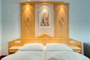 Rúm í herbergi á Hotel Alpen-Royal