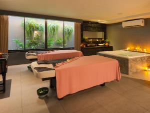 Ein Bett oder Betten in einem Zimmer der Unterkunft Explorar Koh Samui - Adults Only Resort and Spa