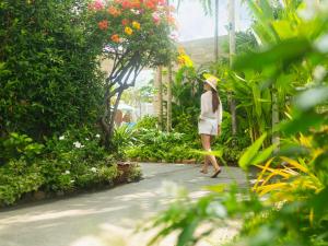Ein Garten an der Unterkunft Explorar Koh Samui - Adults Only Resort and Spa