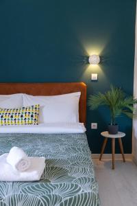 um quarto com uma cama com uma parede verde em Rooster apartments em Belgrado