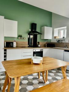 Kuchyň nebo kuchyňský kout v ubytování Petite maison