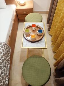 une chambre avec deux chaises et une table avec un gâteau. dans l'établissement The Great Hansa INN, à Darjeeling