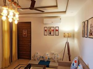 - un salon avec un canapé et un plafond dans l'établissement The Great Hansa INN, à Darjeeling