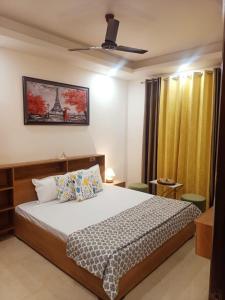 - une chambre avec un lit et un ventilateur de plafond dans l'établissement The Great Hansa INN, à Darjeeling