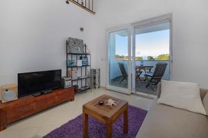 TV a/nebo společenská místnost v ubytování Penthouse Ugljan by Belmont Realty