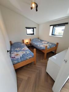 Habitación pequeña con 2 camas y 2 ventanas en De Platwever 3C, en Zelhem