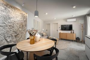 cocina y sala de estar con mesa y sillas en Grotta Apartment en Vrsar