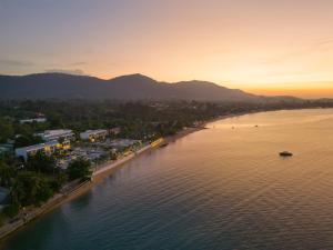 eine Luftansicht auf einen Fluss mit einer Stadt in der Unterkunft Explorar Koh Samui - Adults Only Resort and Spa in Mae Nam