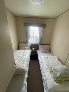 Giường trong phòng chung tại Tracey and Brian's Caravan