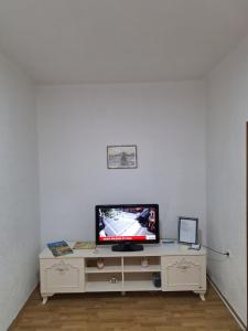 einen TV auf einer Kommode in einem Zimmer in der Unterkunft Apartmani Ružica in Višegrad