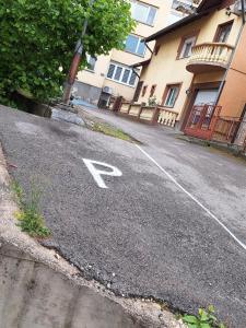 eine Straße mit einem Behindertenparksymbol auf der Straße in der Unterkunft Apartmani Ružica in Višegrad
