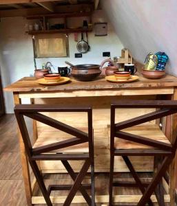uma mesa de madeira com tigelas e pratos por cima em Meru Eco Hideaway em Arusha