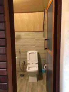 małą łazienkę z toaletą w kabinie w obiekcie Meru Eco Hideaway w mieście Arusza