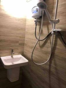 阿魯沙的住宿－Meru Eco Hideaway，浴室配有水槽和墙上的摄像头