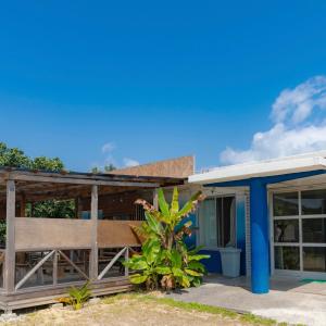uma casa com um banco à frente em the Sanctuary Kohama Retreat em Kohama