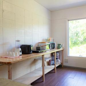 uma cozinha com um balcão de madeira com electrodomésticos em the Sanctuary Kohama Retreat em Kohama