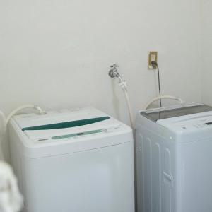 uma máquina de lavar e secar roupa num canto de um quarto em the Sanctuary Kohama Retreat em Kohama