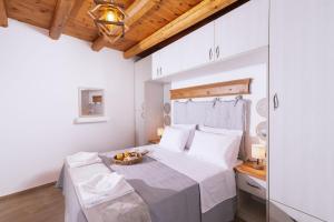 - une chambre avec un lit et une corbeille de fruits dans l'établissement Fedra House, à Vóroi