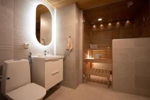 een badkamer met een toilet, een wastafel en een douche bij Loft vesinäkymällä & maksuton kadunvarsipysäköinti in Kuopio