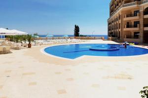 - une piscine au milieu d'un complexe dans l'établissement Cabacum Beach Residence - free parking, à Varna