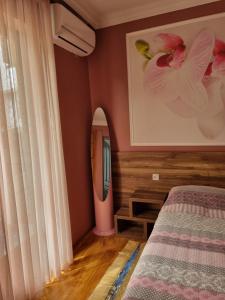 Schlafzimmer mit einem Bett und einem Spiegel in der Unterkunft Villa NiNo in Kobuleti