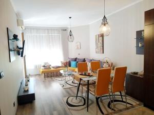 - un salon avec une table et des chaises dans l'établissement Cabacum Beach Residence - free parking, à Varna