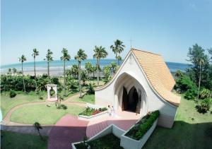 ANA Holiday Inn Resort Miyazaki, an IHG Hotel في ميازاكي: مصلى صغير ابيض مطل على المحيط