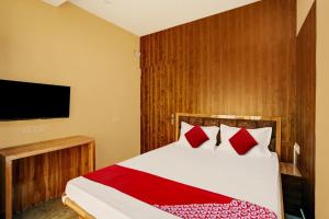 A bed or beds in a room at OYO Flagship Hotel Radiant